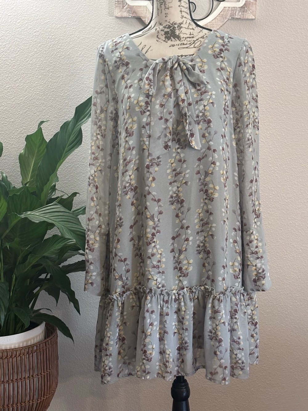 entro Floral-Accent Light Gray Dress